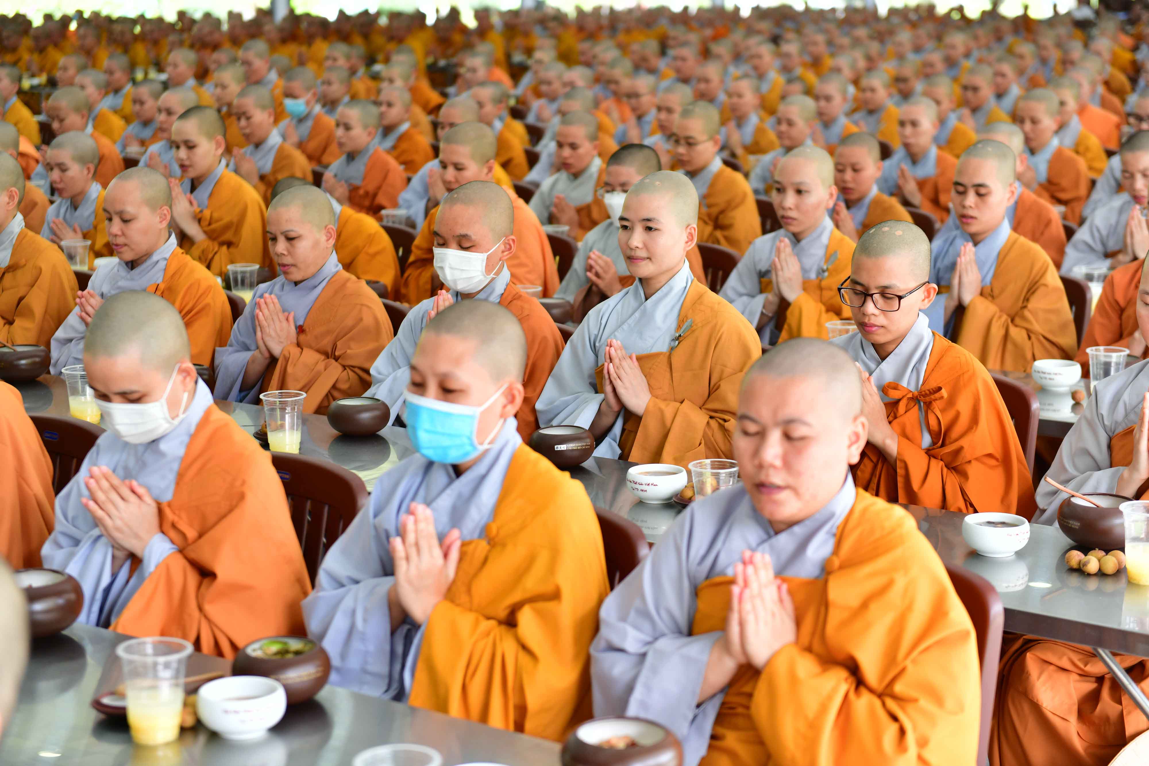 Phái đoàn Phật giáo tỉnh Hải Dương cúng dường Trai Tăng tại Hạ trường Học viện PGVN tại Tp. HCM