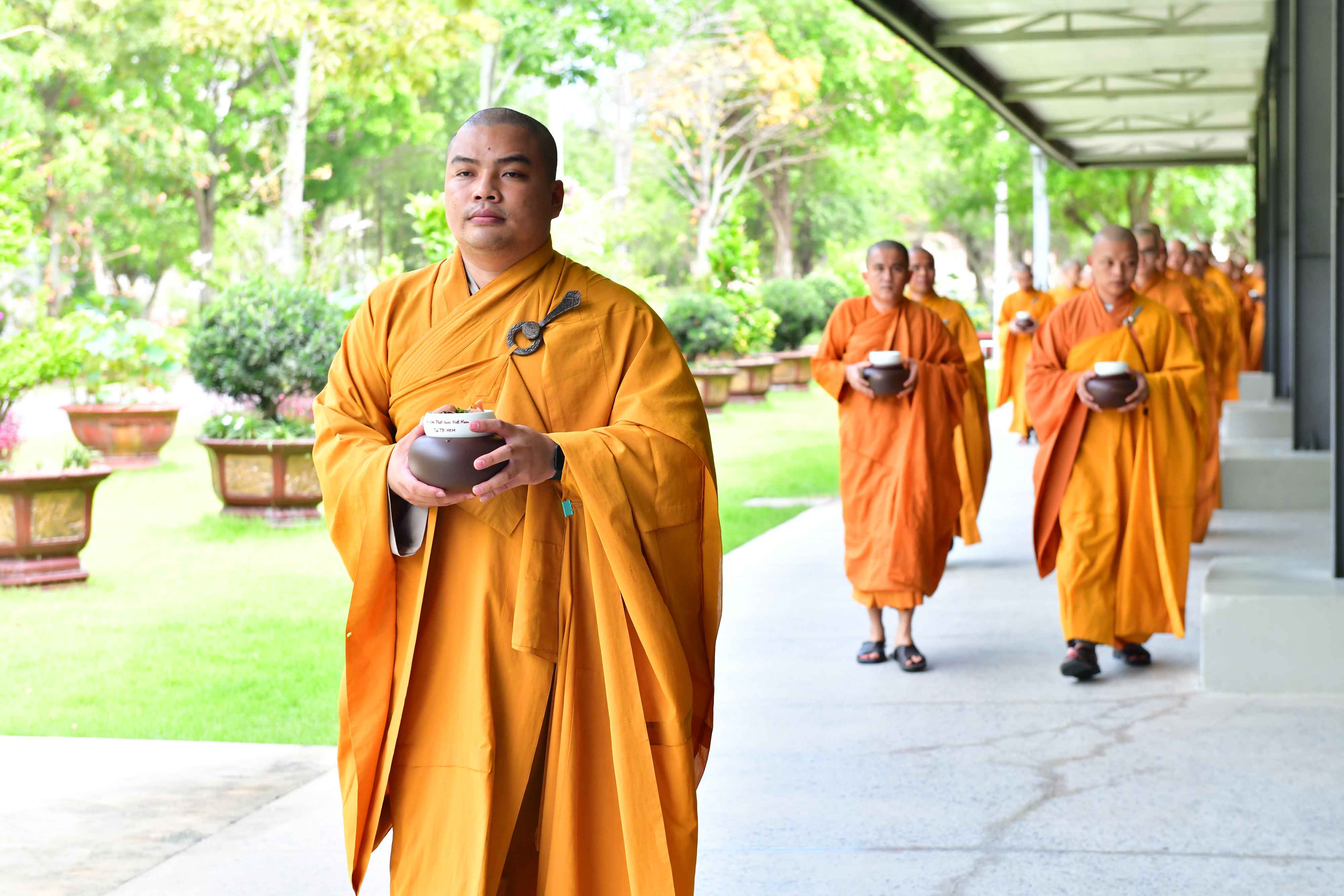 Phái đoàn Phật giáo tỉnh Hải Dương cúng dường Trai Tăng tại Hạ trường Học viện PGVN tại Tp. HCM