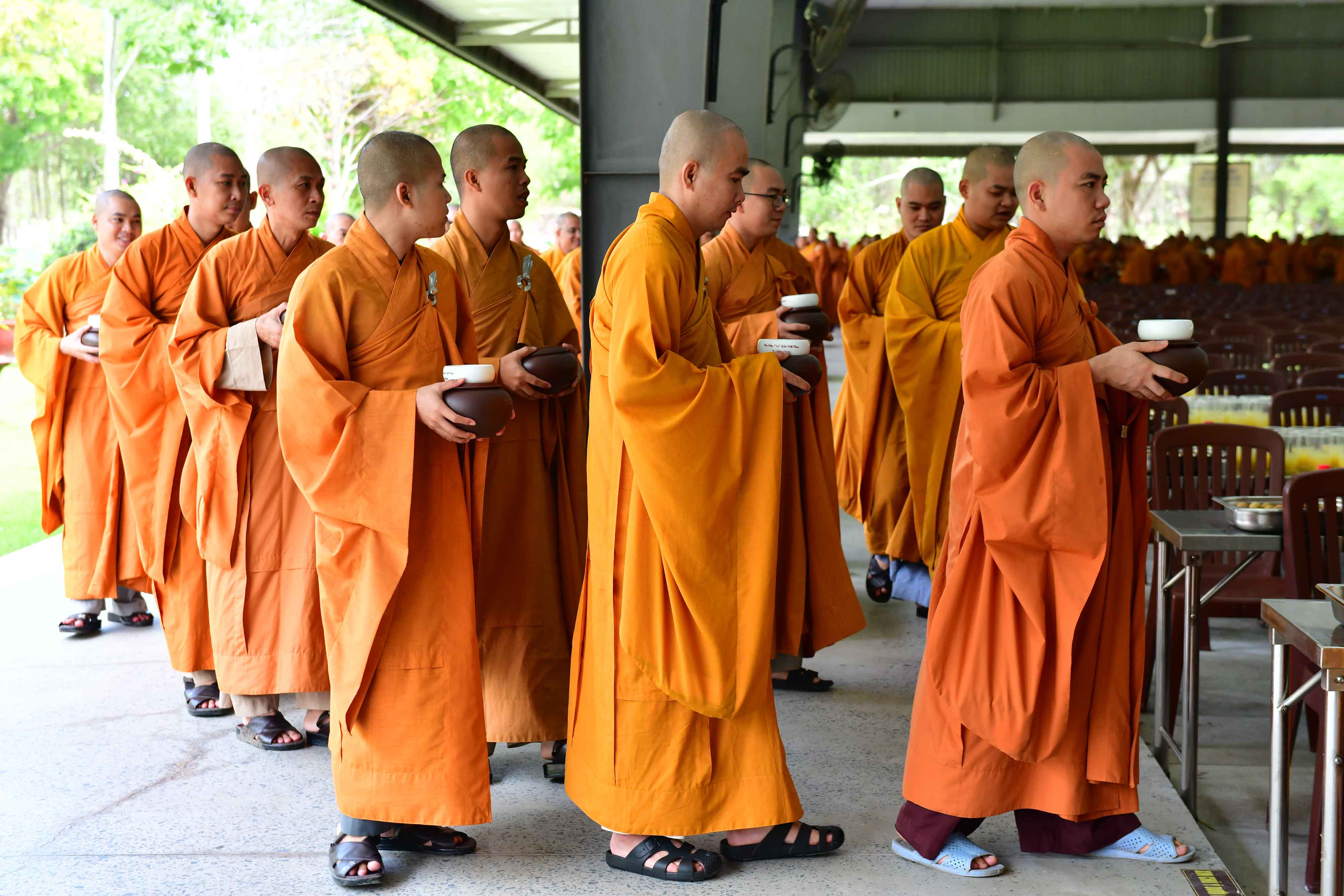 Phái đoàn Phật giáo tỉnh Hải Dương cúng dường Trai Tăng tại Hạ trường Học viện PGVN tại Tp. HCM