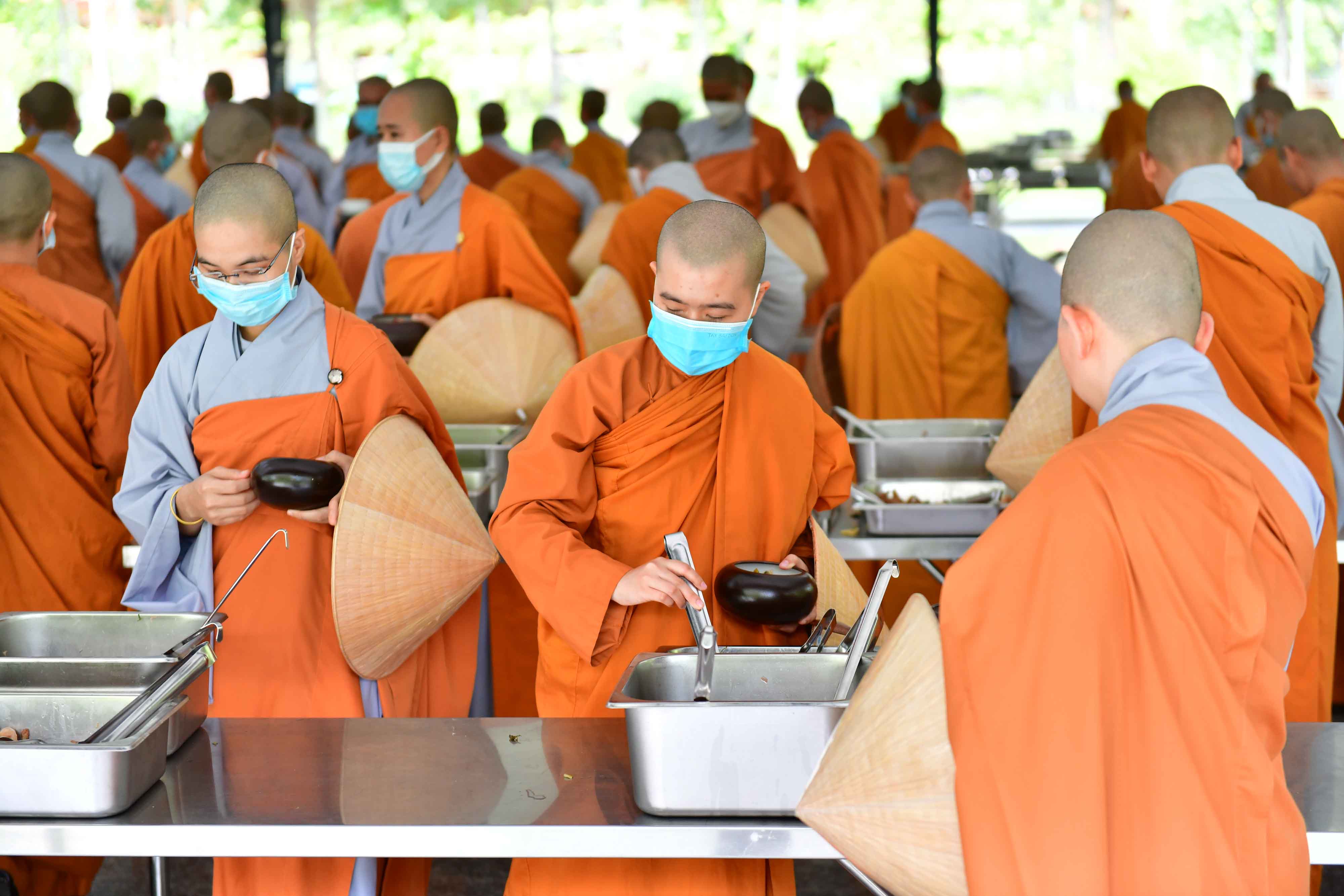 Phái đoàn Phật giáo tỉnh Hải Dương cúng dường Trai Tăng tại Hạ trường Học viện PGVN tại Tp. HCM