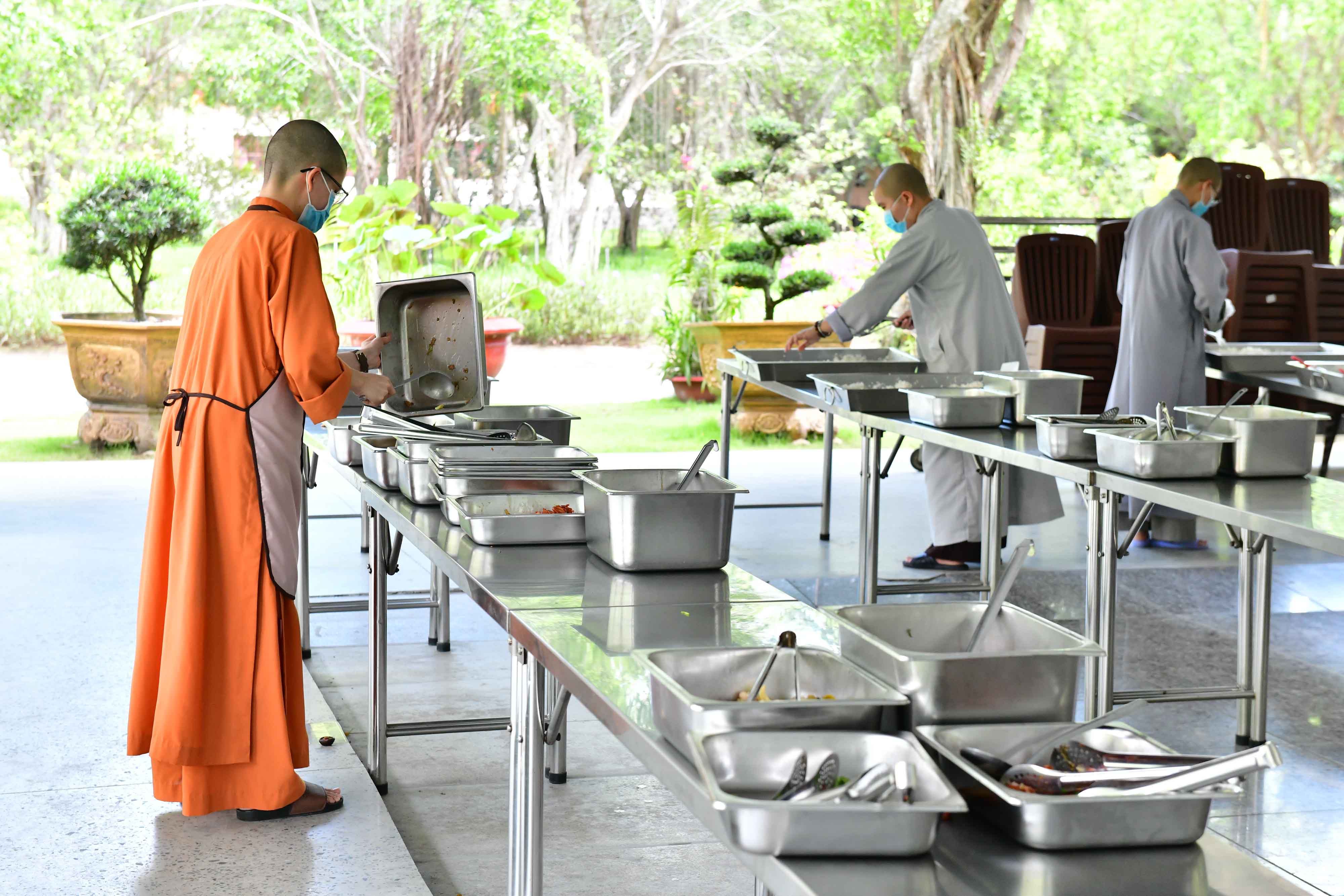 Phái đoàn Phật giáo tỉnh Hải Dương cúng dường Trai Tăng tại Hạ trường Học viện PGVN tại Tp. HCM