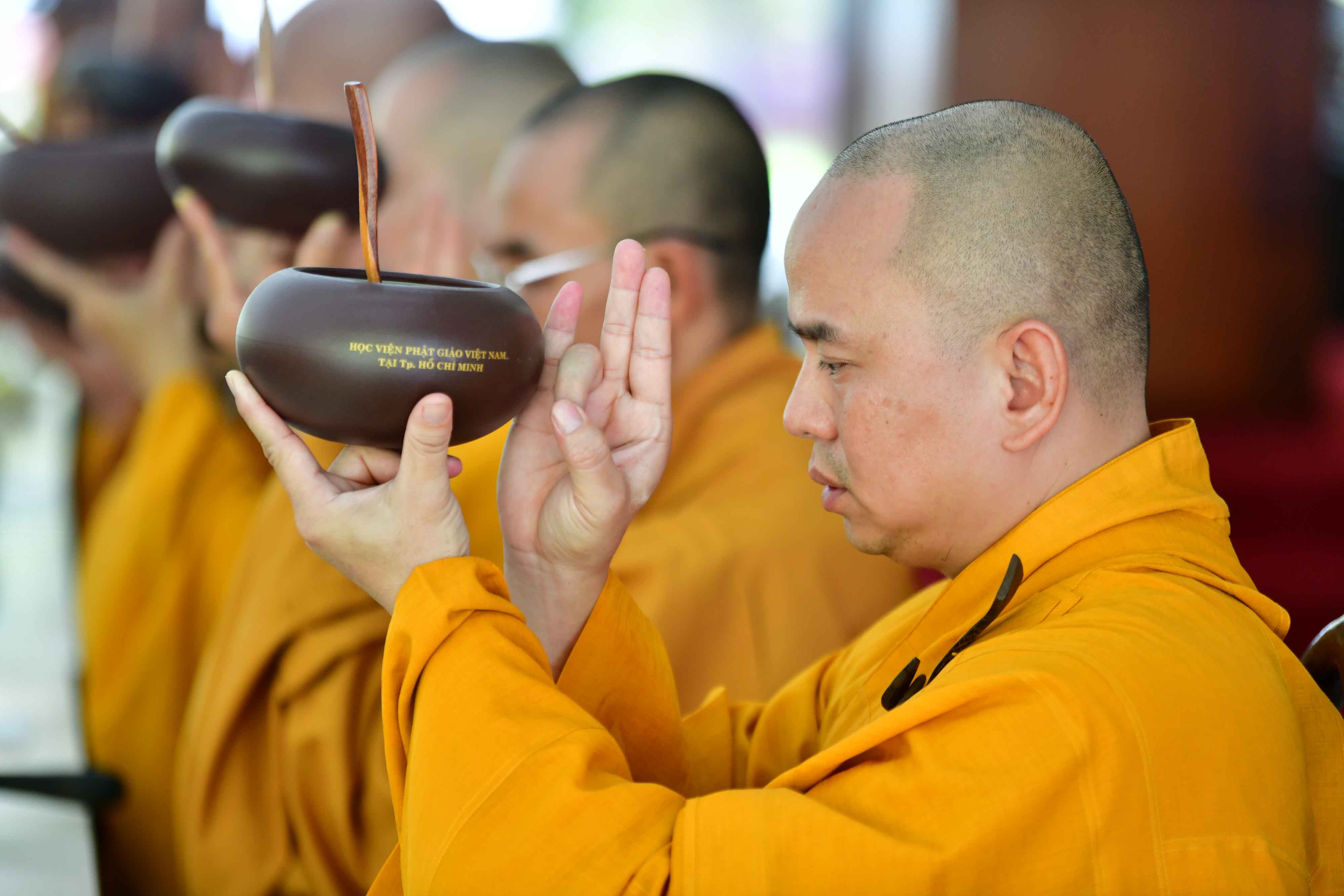 Phái đoàn Phật giáo tỉnh Hải Dương cúng dường Trai Tăng tại Hạ trường Học viện PGVN tại Tp. HCM