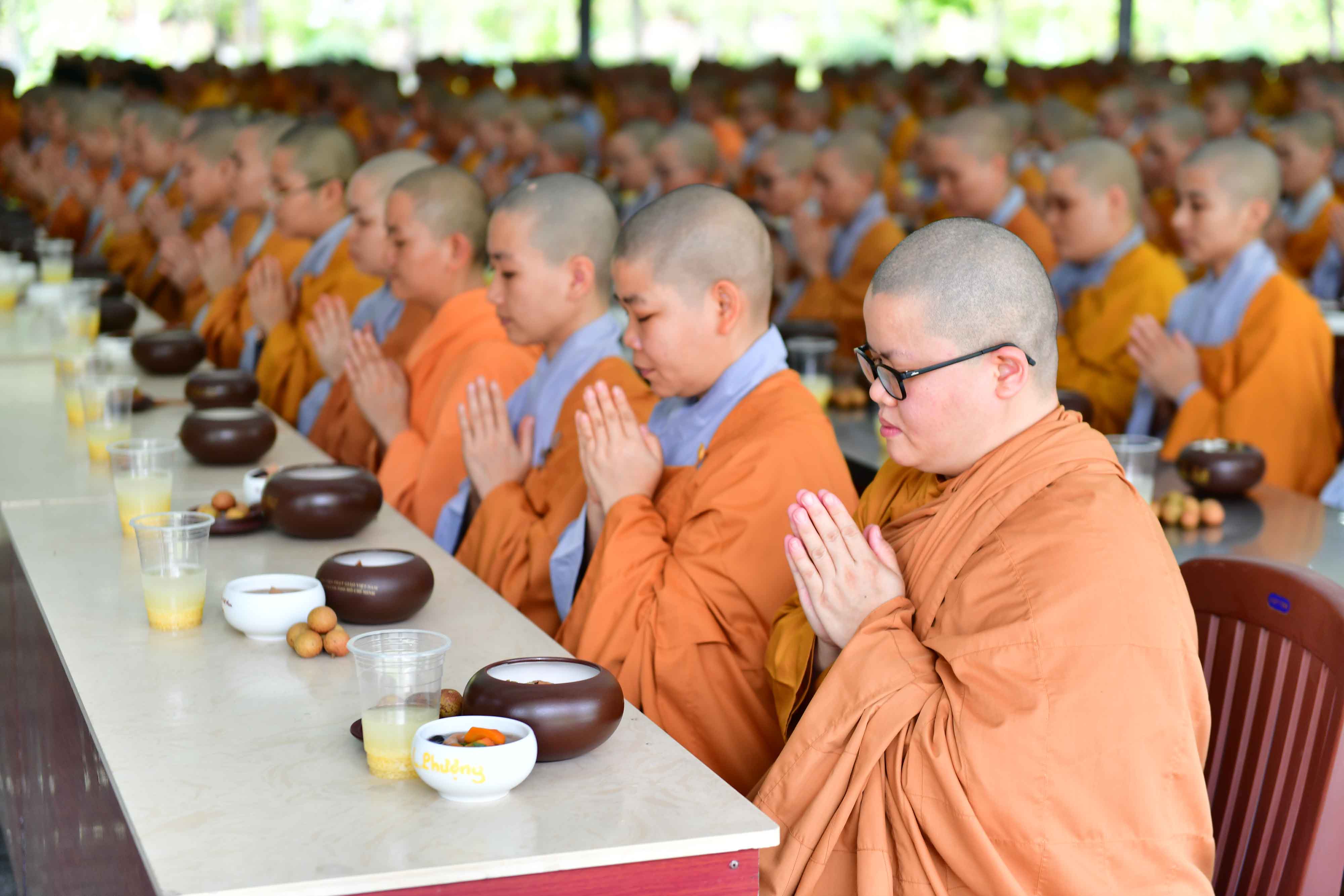Phái đoàn Phật giáo tỉnh Hải Dương cúng dường Trai Tăng tại Hạ trường Học viện PGVN tại Tp. HCM