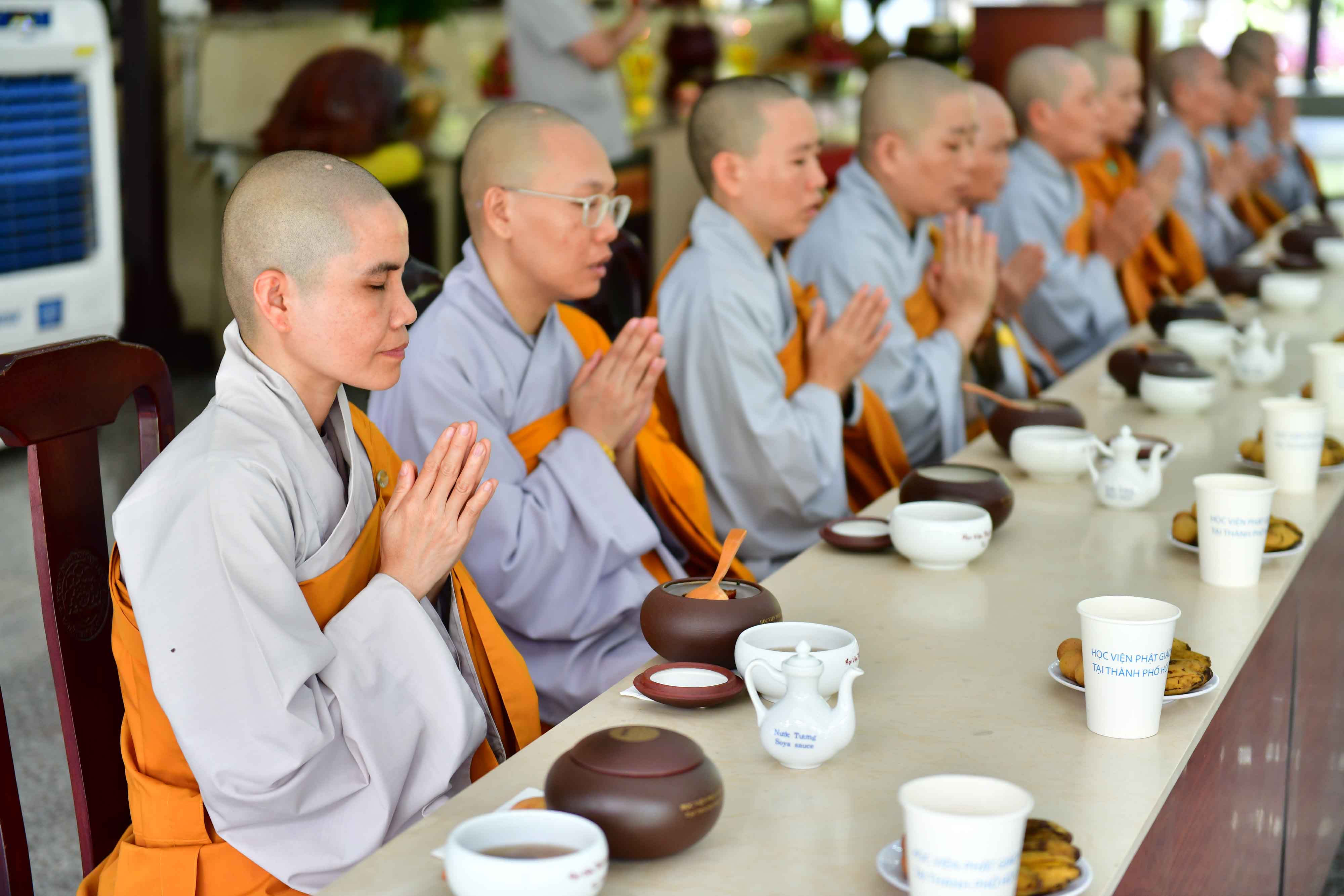Phái đoàn Phật giáo tỉnh Hải Dương cúng dường Trai Tăng tại Hạ trường Học viện PGVN tại Tp. HCM