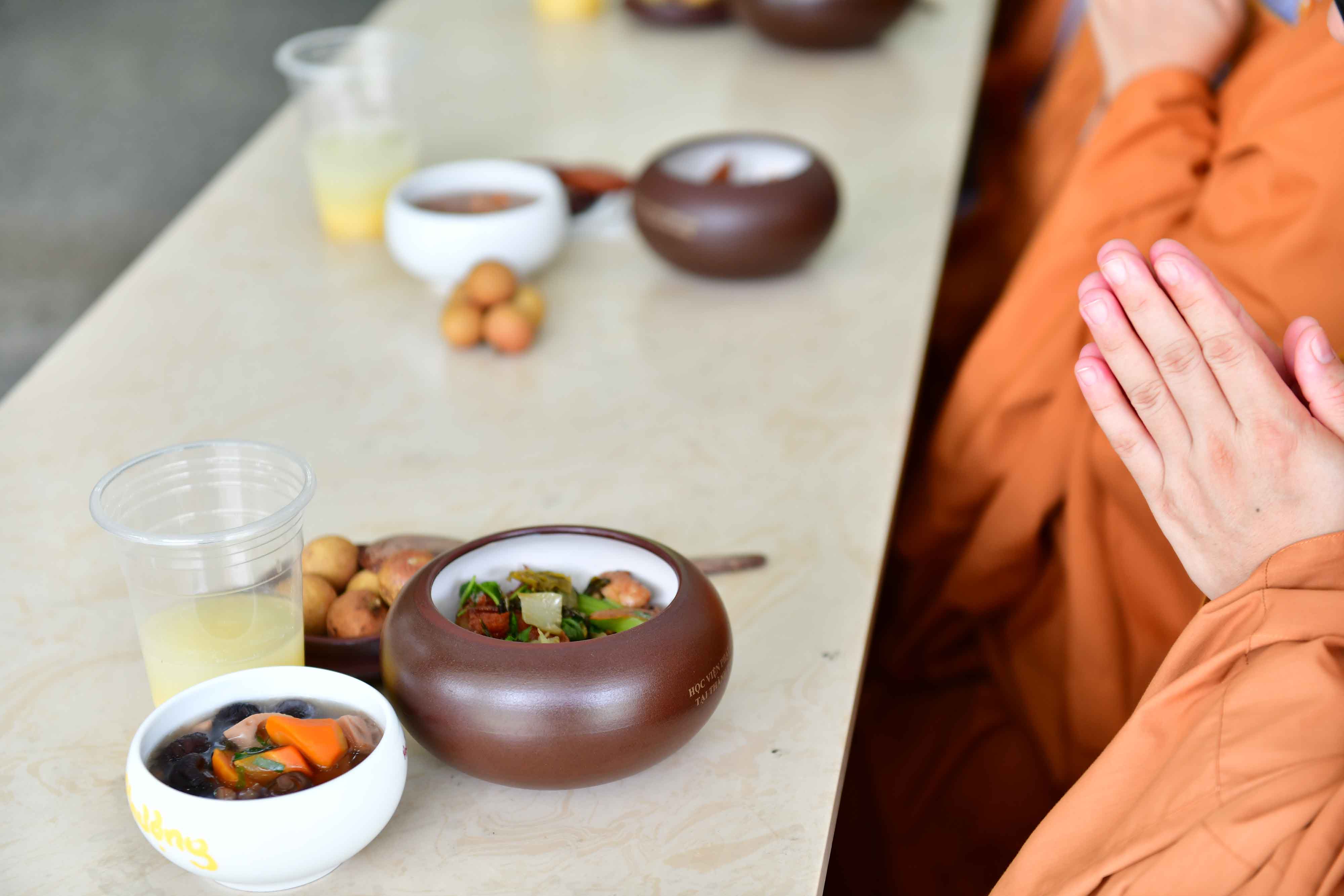 Phái đoàn Phật giáo tỉnh Hải Dương cúng dường Trai Tăng tại Hạ trường Học viện PGVN tại Tp. HCM