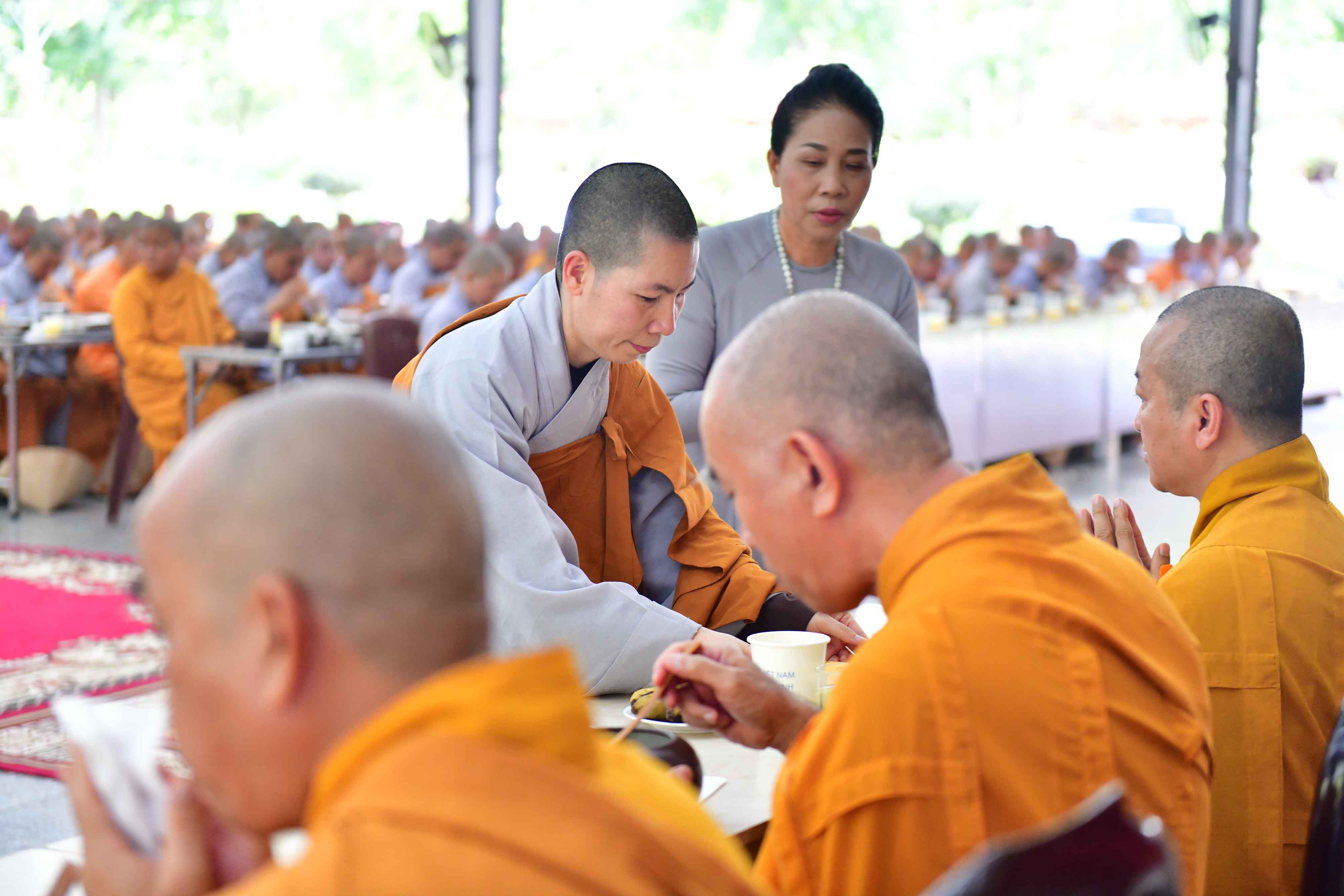 Phái đoàn Phật giáo tỉnh Hải Dương cúng dường Trai Tăng tại Hạ trường Học viện PGVN tại Tp. HCM