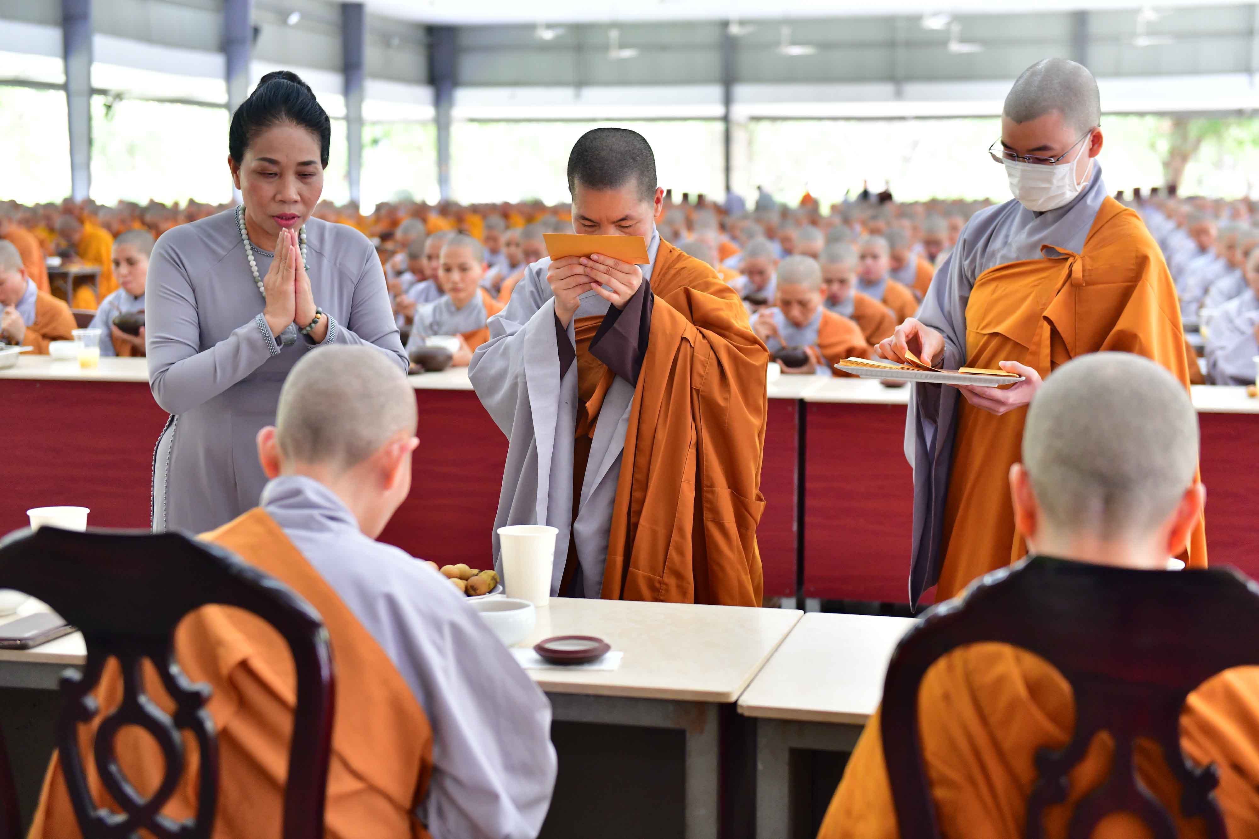 Phái đoàn Phật giáo tỉnh Hải Dương cúng dường Trai Tăng tại Hạ trường Học viện PGVN tại Tp. HCM