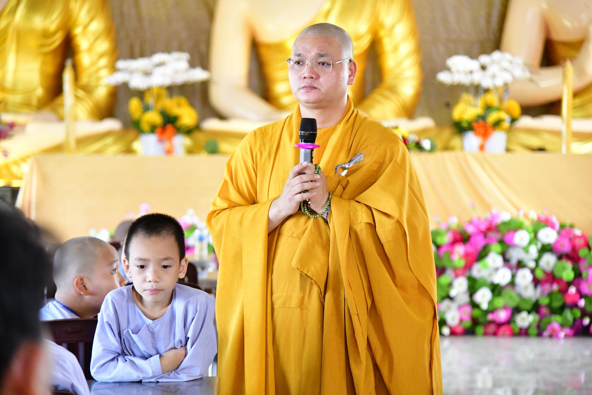 ĐĐ. Thích Quảng Tịnh chỉ dạy hơn 220 bé &quot;Xuất Gia Báo Hiếu&quot; học theo hạnh của đức Phật