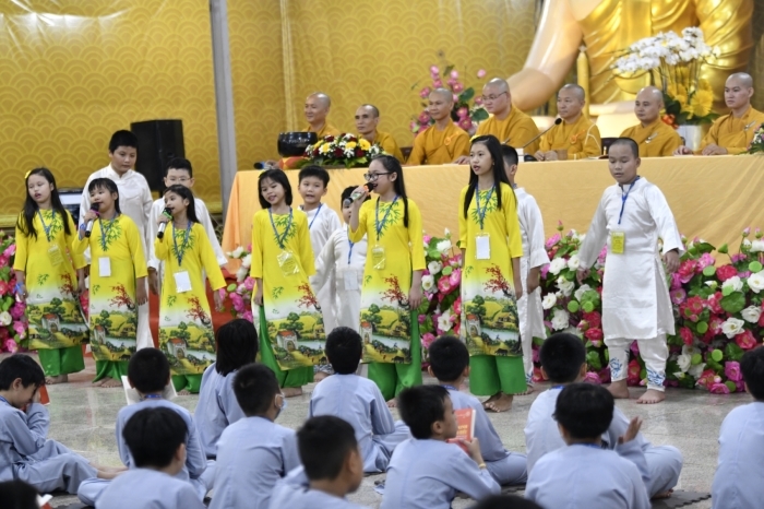 Hơn 220 em thiếu nhi hoan hỷ làm lễ Xuất Gia Báo Hiếu tại Chùa Quan Âm Đông Hải