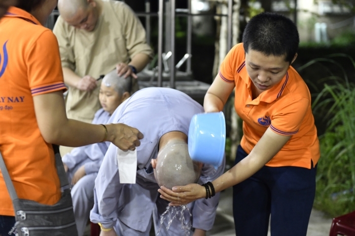 Hơn 220 em thiếu nhi hoan hỷ làm lễ Xuất Gia Báo Hiếu tại Chùa Quan Âm Đông Hải