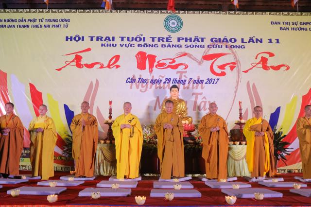 TP. Cần Thơ: Thiêng liêng đêm đốt nến tri ân Hội trại tuổi trẻ 11
