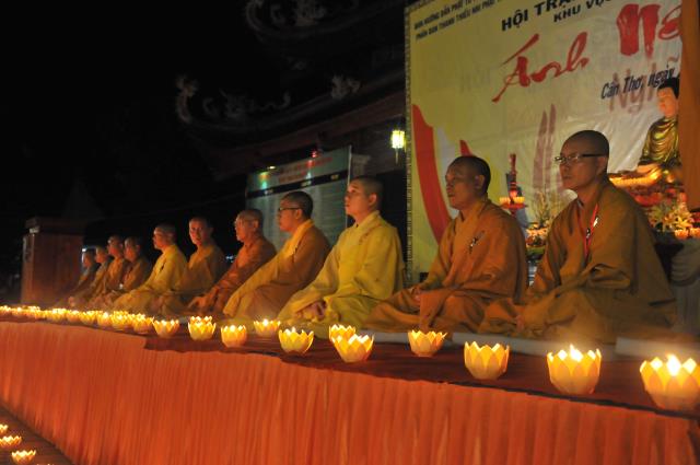 TP. Cần Thơ: Thiêng liêng đêm đốt nến tri ân Hội trại tuổi trẻ 11
