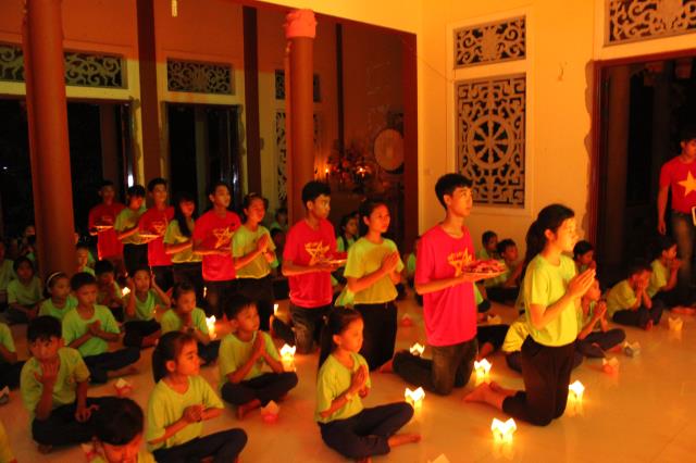 Quảng Trị: Thiêng liêng đêm đốt nên tri ân và dâng trà cho cha mẹ