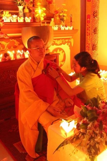 Quảng Trị: Thiêng liêng đêm đốt nên tri ân và dâng trà cho cha mẹ