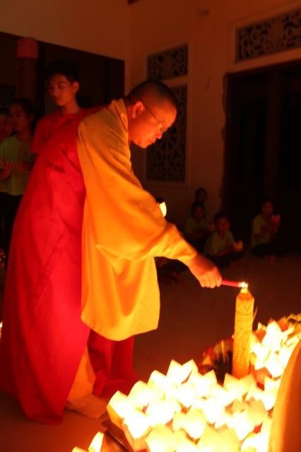 Quảng Trị: Thiêng liêng đêm đốt nên tri ân và dâng trà cho cha mẹ