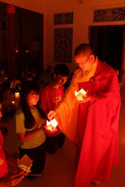 Quảng Trị: Thiêng liêng đêm đốt nên tri ân và dâng trà cho cha mẹ