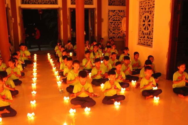 Quảng Trị: Thiêng liêng đêm đốt nên tri ân và dâng trà cho cha mẹ