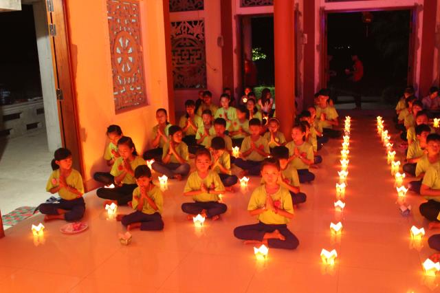 Quảng Trị: Thiêng liêng đêm đốt nên tri ân và dâng trà cho cha mẹ