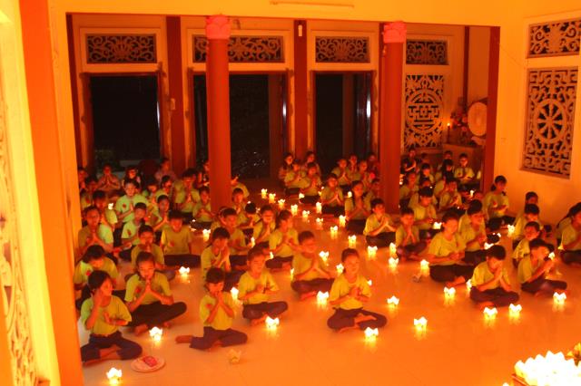 Quảng Trị: Thiêng liêng đêm đốt nên tri ân và dâng trà cho cha mẹ