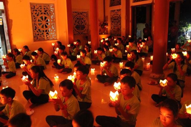 Quảng Trị: Thiêng liêng đêm đốt nên tri ân và dâng trà cho cha mẹ