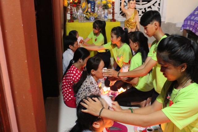 Quảng Trị: Thiêng liêng đêm đốt nên tri ân và dâng trà cho cha mẹ