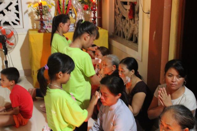 Quảng Trị: Thiêng liêng đêm đốt nên tri ân và dâng trà cho cha mẹ