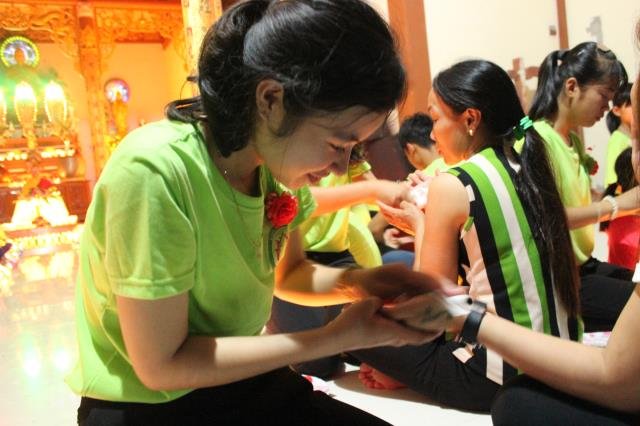 Quảng Trị: Thiêng liêng đêm đốt nên tri ân và dâng trà cho cha mẹ