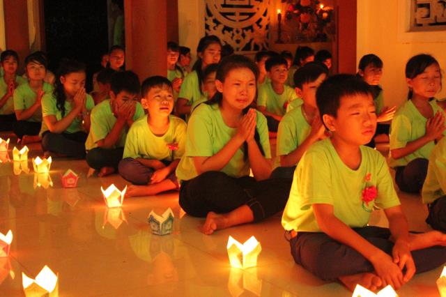 Quảng Trị: Thiêng liêng đêm đốt nên tri ân và dâng trà cho cha mẹ