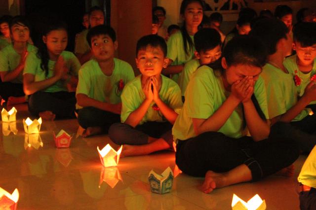 Quảng Trị: Thiêng liêng đêm đốt nên tri ân và dâng trà cho cha mẹ