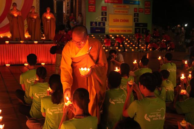 TP. Cần Thơ: Thiêng liêng đêm đốt nến tri ân Hội trại tuổi trẻ 11
