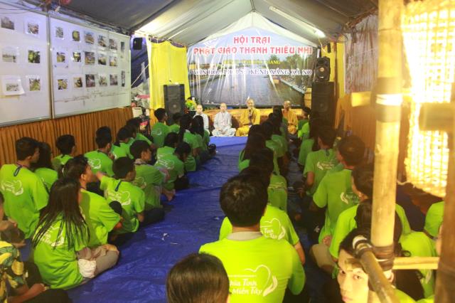 TP. Cần Thơ: Thiêng liêng đêm đốt nến tri ân Hội trại tuổi trẻ 11