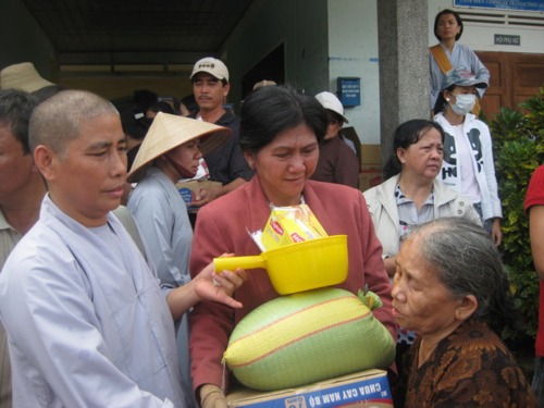 Đoàn từ thiện của chùa Giác Ngộ cứu trợ nạn nhân thiên tai tại Phú Yên và Bình Định ngày 14/11/2009