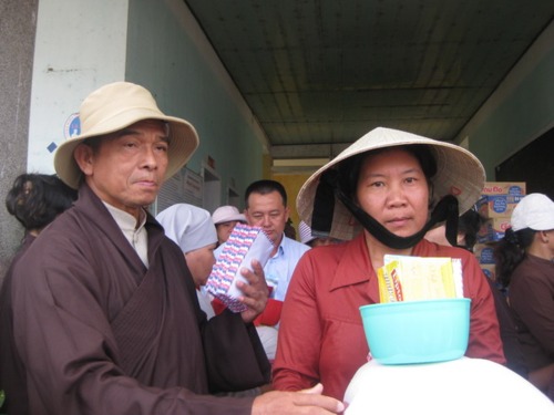 Đoàn từ thiện của chùa Giác Ngộ cứu trợ nạn nhân thiên tai tại Phú Yên và Bình Định ngày 14/11/2009