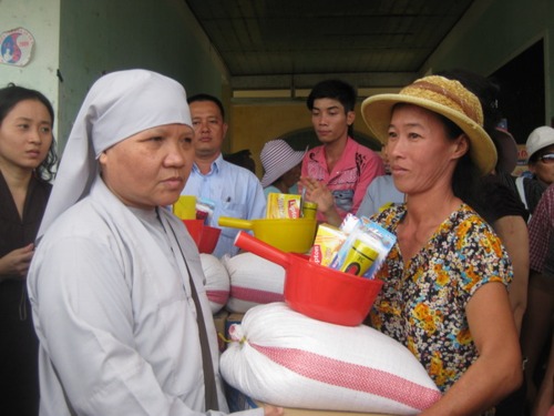 Đoàn từ thiện của chùa Giác Ngộ cứu trợ nạn nhân thiên tai tại Phú Yên và Bình Định ngày 14/11/2009