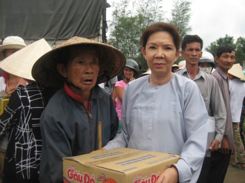 Đoàn từ thiện của chùa Giác Ngộ cứu trợ nạn nhân thiên tai tại Phú Yên và Bình Định ngày 14/11/2009