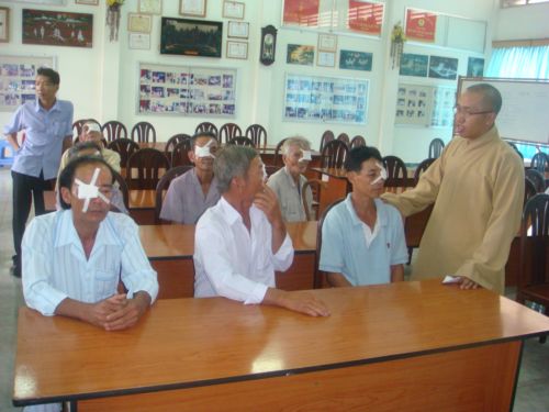 Đoàn từ thiện Đạo Phật Ngày Nay tổ chức mổ mắt miễn phí tại tỉnh Bến Tre ngày 17/12/2009