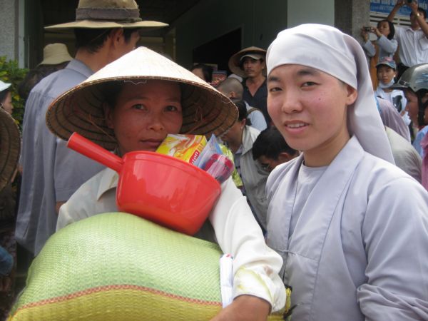 Đoàn từ thiện của chùa Giác Ngộ cứu trợ nạn nhân thiên tai tại Phú Yên và Bình Định ngày 14/11/2009