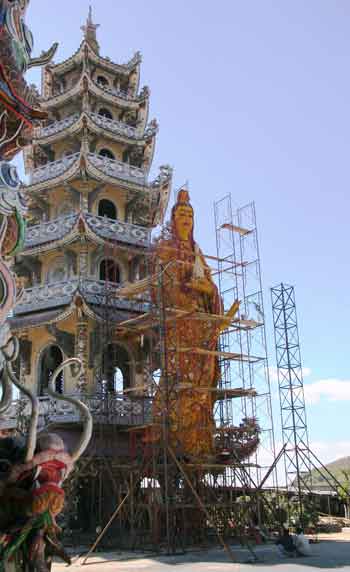 Tượng Phật bằng hoa khổng lồ
