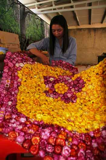 Tượng Phật bằng hoa khổng lồ