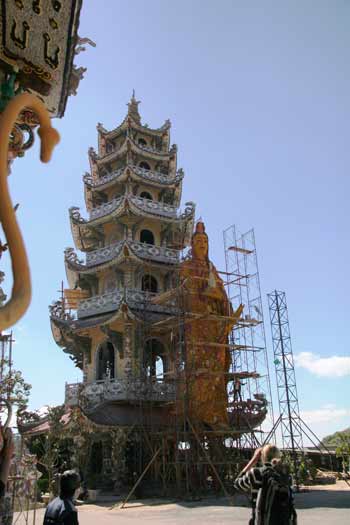 Tượng Phật bằng hoa khổng lồ