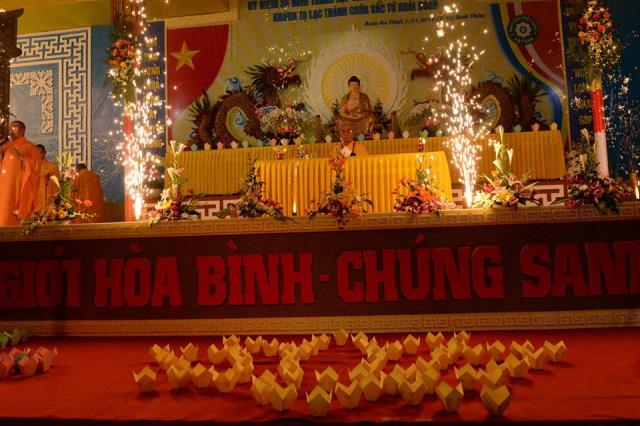 Đăk Lăk: Thiêng liêng đêm đốt nến tưởng niệm ân sư