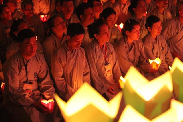 Đăk Lăk: Thiêng liêng đêm đốt nến tưởng niệm ân sư