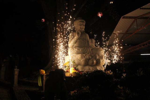 Đăk Lăk: Thiêng liêng đêm đốt nến tưởng niệm ân sư