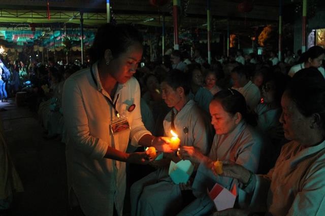 Đăk Lăk: Thiêng liêng đêm đốt nến tưởng niệm ân sư