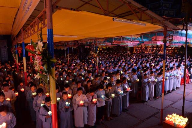 Đăk Lăk: Thiêng liêng đêm đốt nến tưởng niệm ân sư