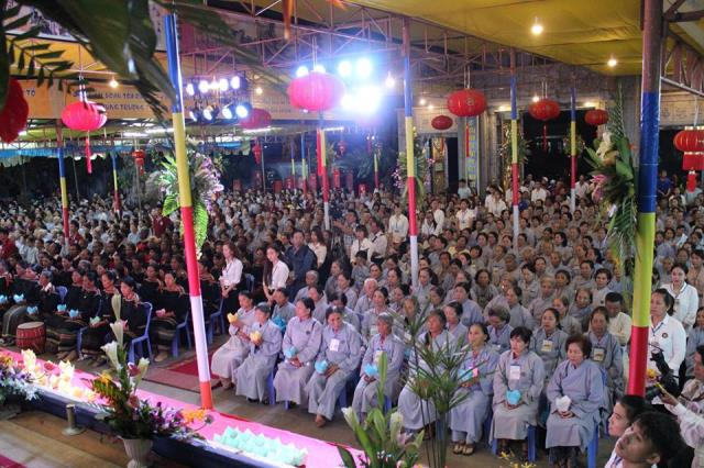 Đăk Lăk: Thiêng liêng đêm đốt nến tưởng niệm ân sư