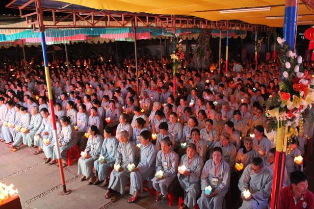 Đăk Lăk: Thiêng liêng đêm đốt nến tưởng niệm ân sư