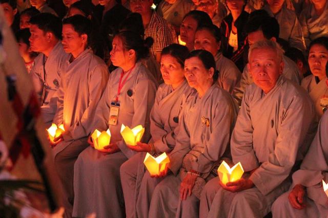 Đăk Lăk: Thiêng liêng đêm đốt nến tưởng niệm ân sư