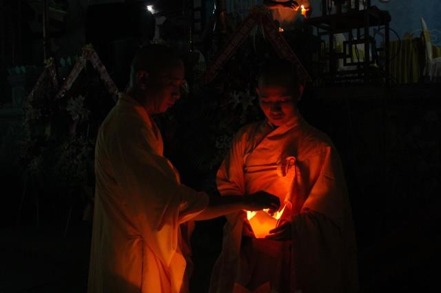 Đăk Lăk: Thiêng liêng đêm đốt nến tưởng niệm ân sư