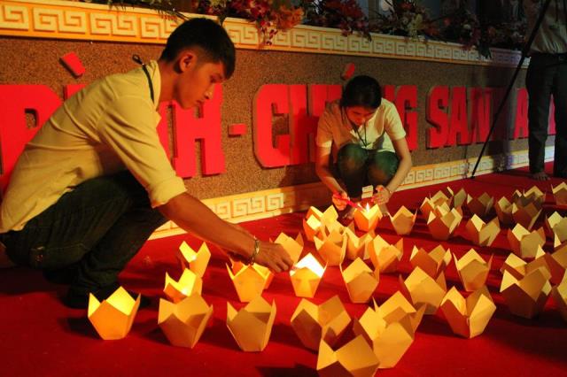 Đăk Lăk: Thiêng liêng đêm đốt nến tưởng niệm ân sư